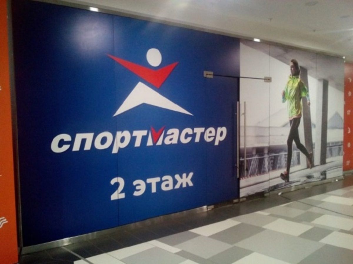 Стена торгового пространства, оформленная крупноформатной графикой