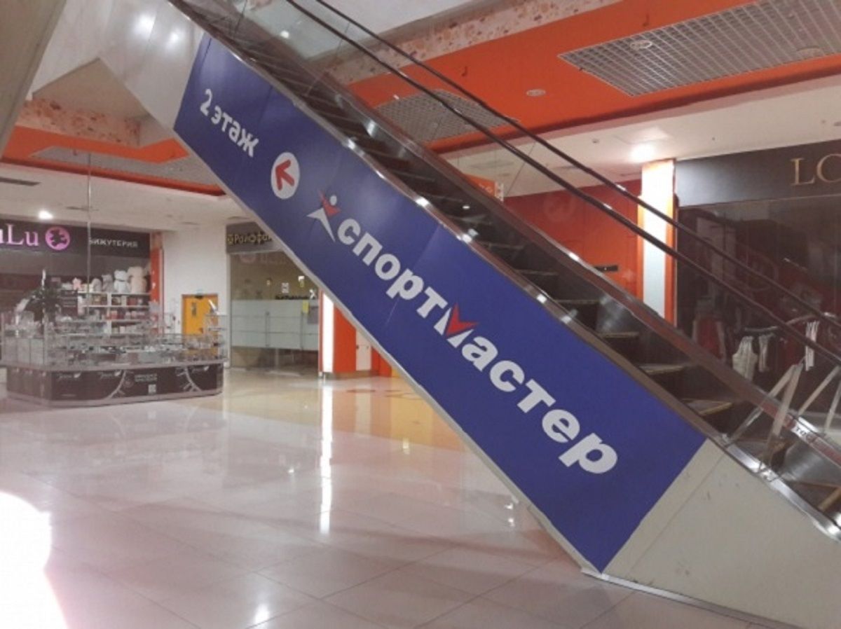 Элемент торгового пространства с крупноформатной интерьерной графикой